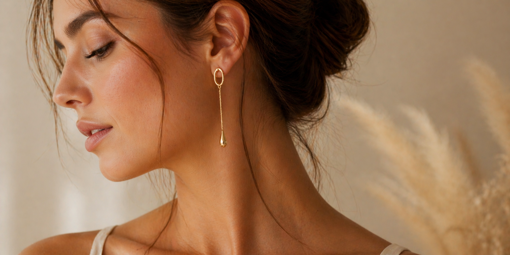 Comment porter des boucles d'oreilles pendantes au quotidien