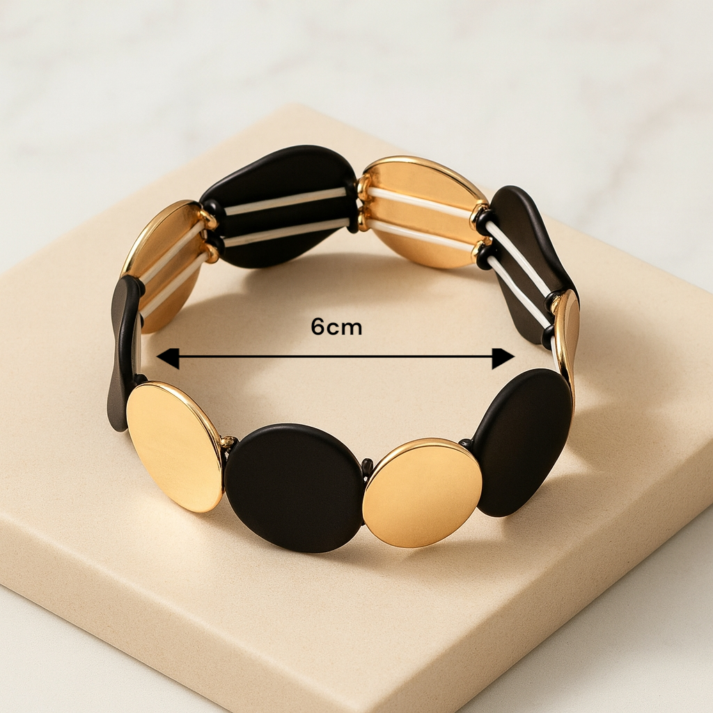 Bracelet noir et doré porté au poignet pour un look chic et moderne
