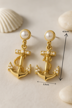 Boucles d'oreilles nautiques chic portées par une femme pour une tenue élégante