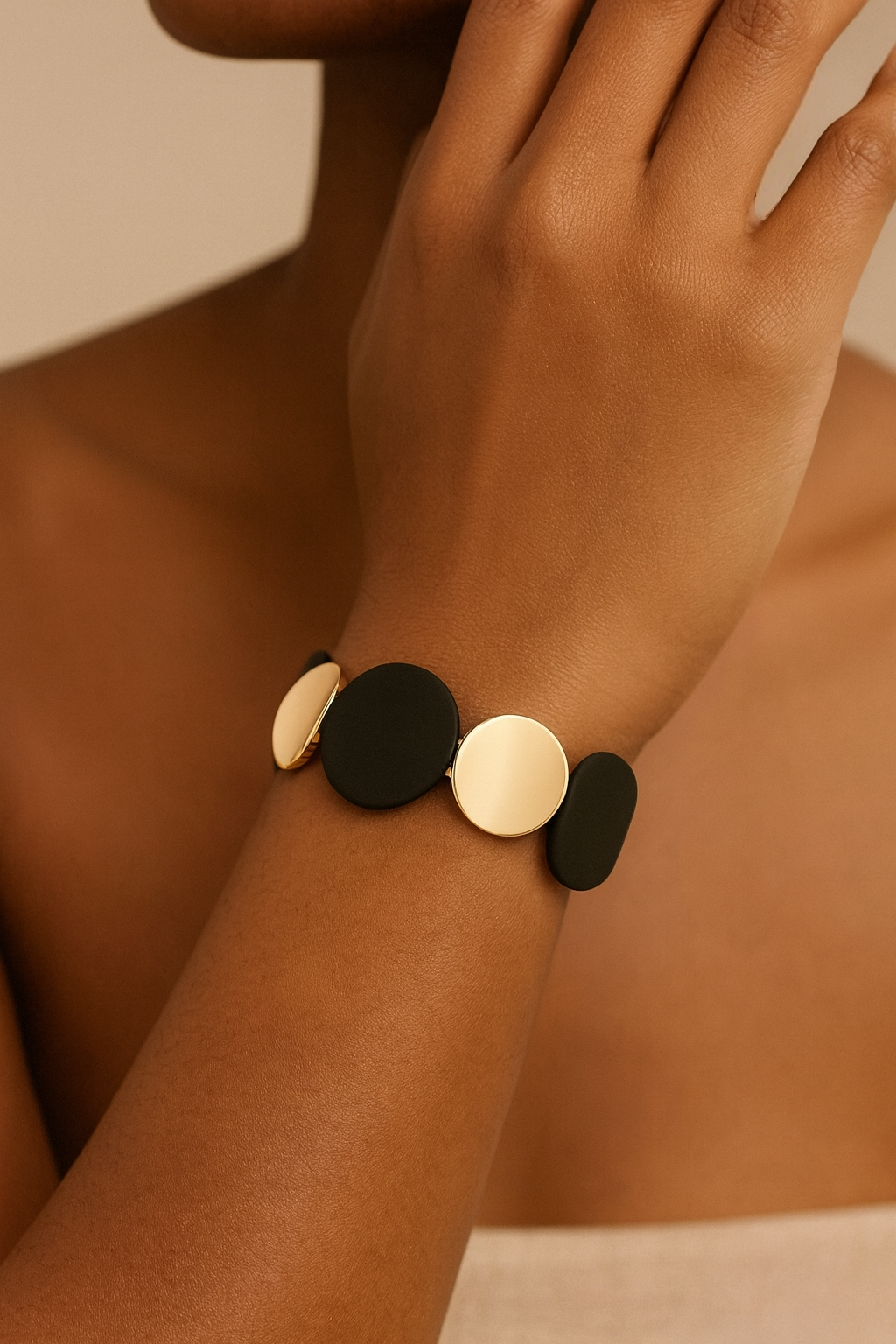 Bracelet noir et doré élastique femme à pastilles rondes design moderne