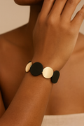 Bracelet noir et doré élastique femme à pastilles rondes design moderne