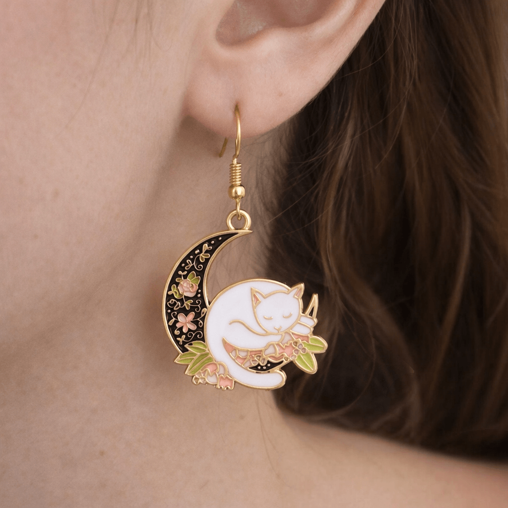 Boucles d oreilles chat lune dorées en émail noir et blanc avec fleurs