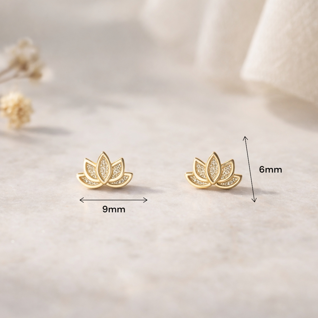 Puces d’oreilles lotus dorées portées au quotidien pour un look chic et discret