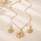 Détail pendentif soleil spiralé ajouré finition dorée sur chaîne fine