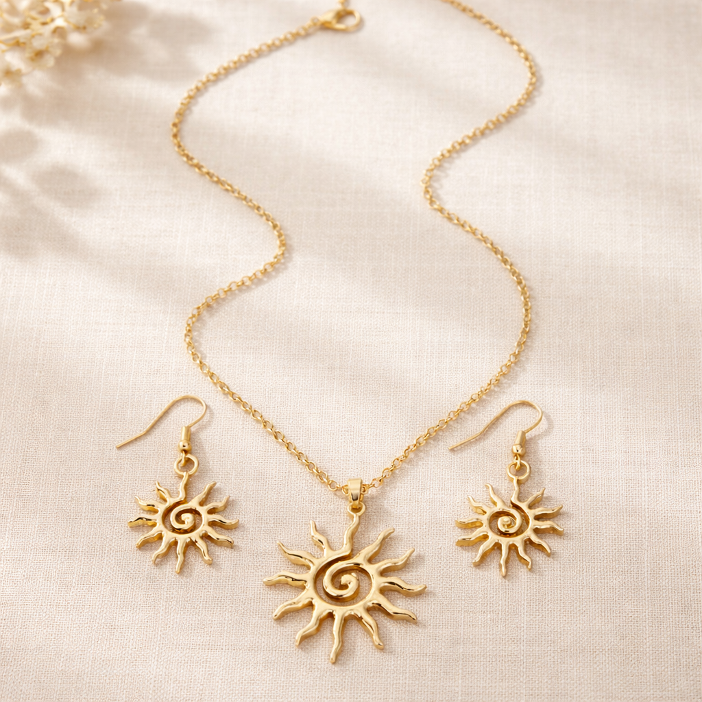 Détail pendentif soleil spiralé ajouré finition dorée sur chaîne fine