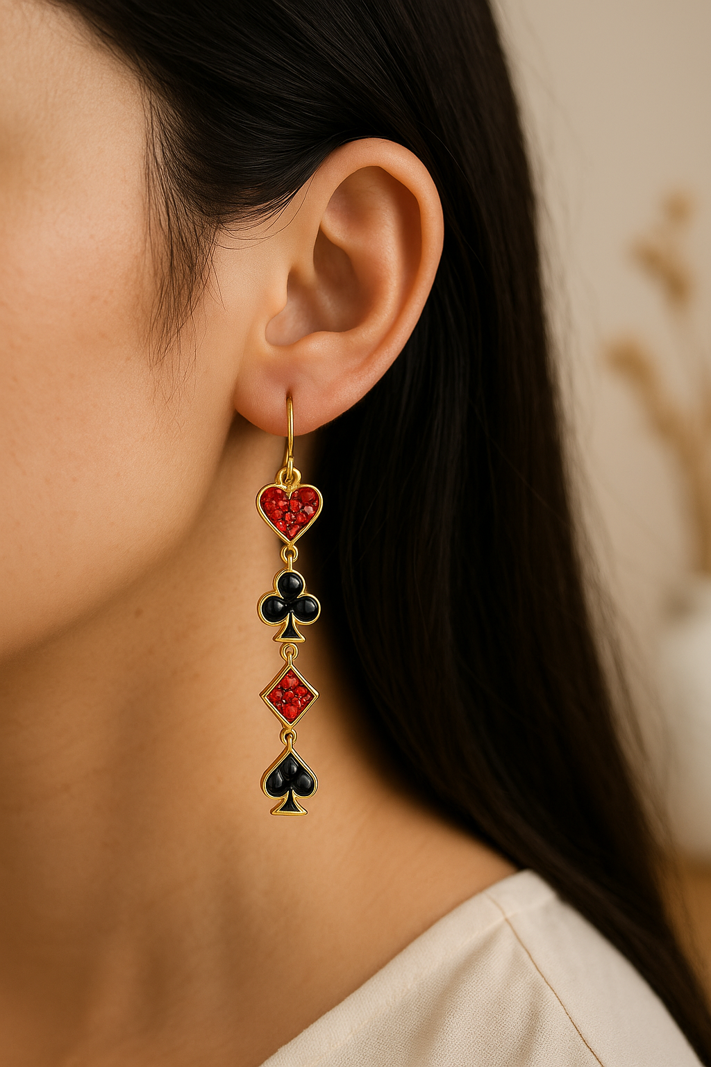 Boucles d’oreilles cartes de jeu dorées pendantes rouge et noir portées