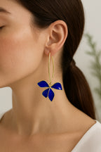 Détail des pétales bleus émaillés et contour doré de la fleur