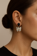 Boucles d'oreilles noeud a pois perle crème et noir style rétro chic