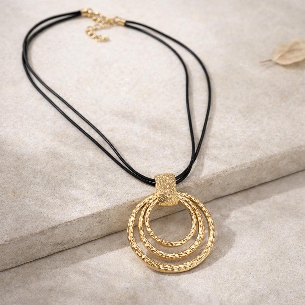 Collier femme chic moderne à porter avec tenue sobre ou robe de soirée