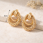 Boucles d’oreilles pendantes dorées statement pour femme, look soirée chic