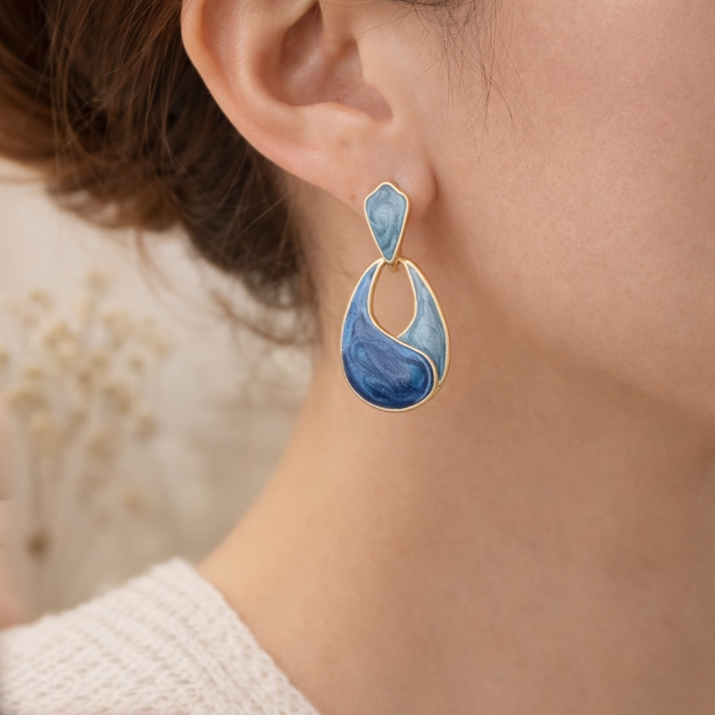 Boucles d’oreilles pendantes bleu marbré doré design organique
