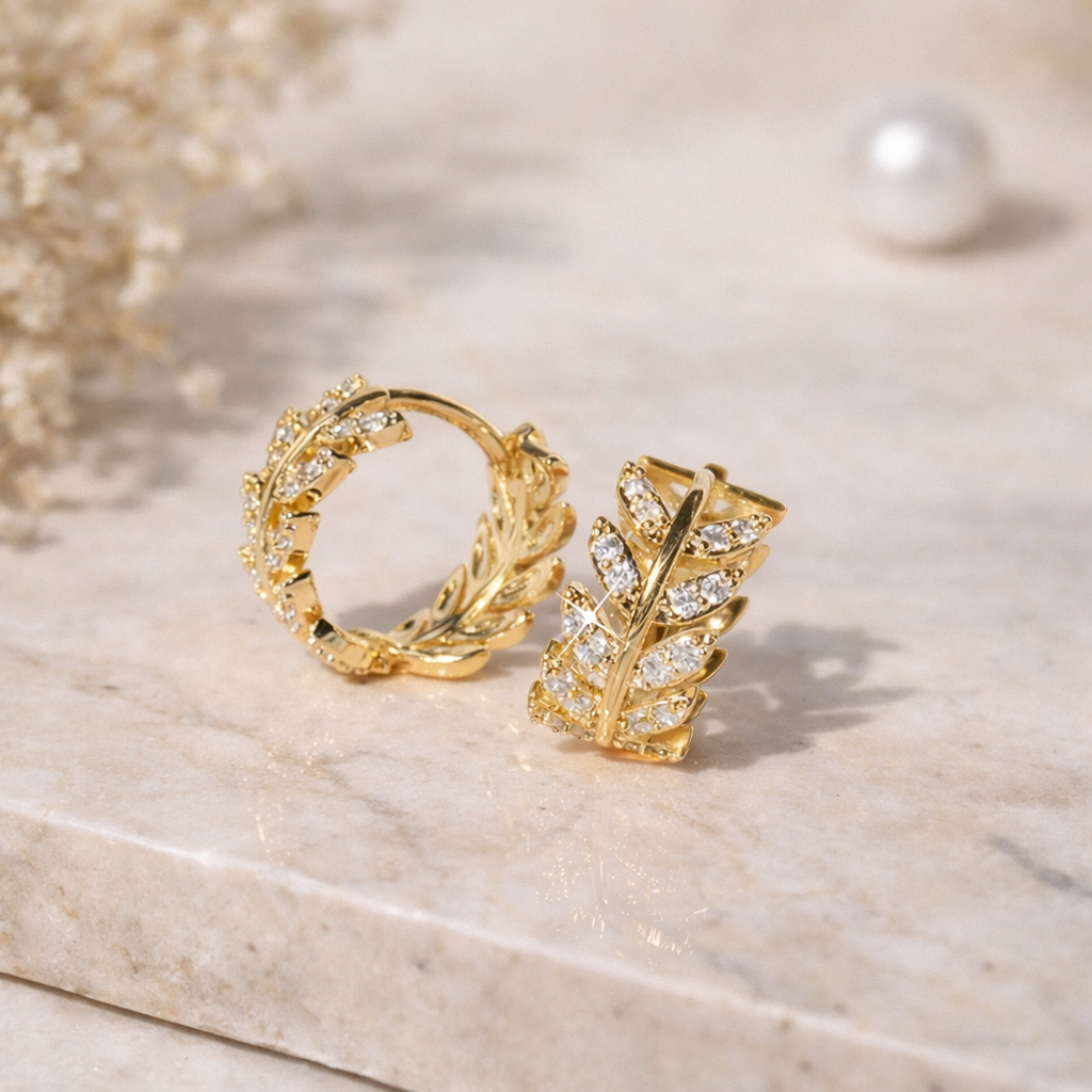 Clous d’oreilles feuille élégants portés par une femme pour un look chic