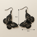 Boucles d'oreilles papillon noires portées pour un look élégant et moderne