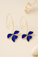 Boucles d’oreilles longues fleur bleue émaillée finition dorée