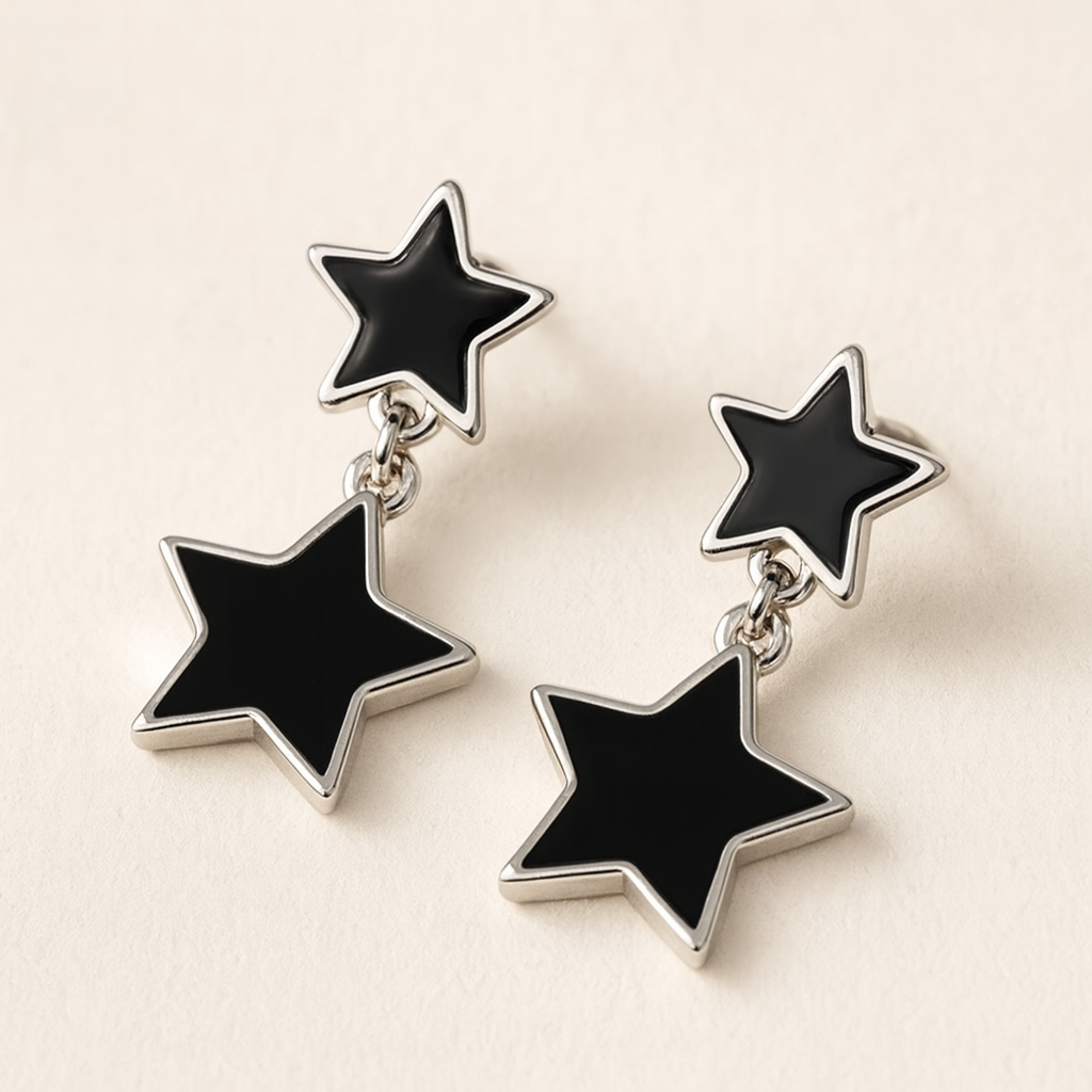Détail des étoiles noires brillantes avec contour argenté sur boucles pendantes
