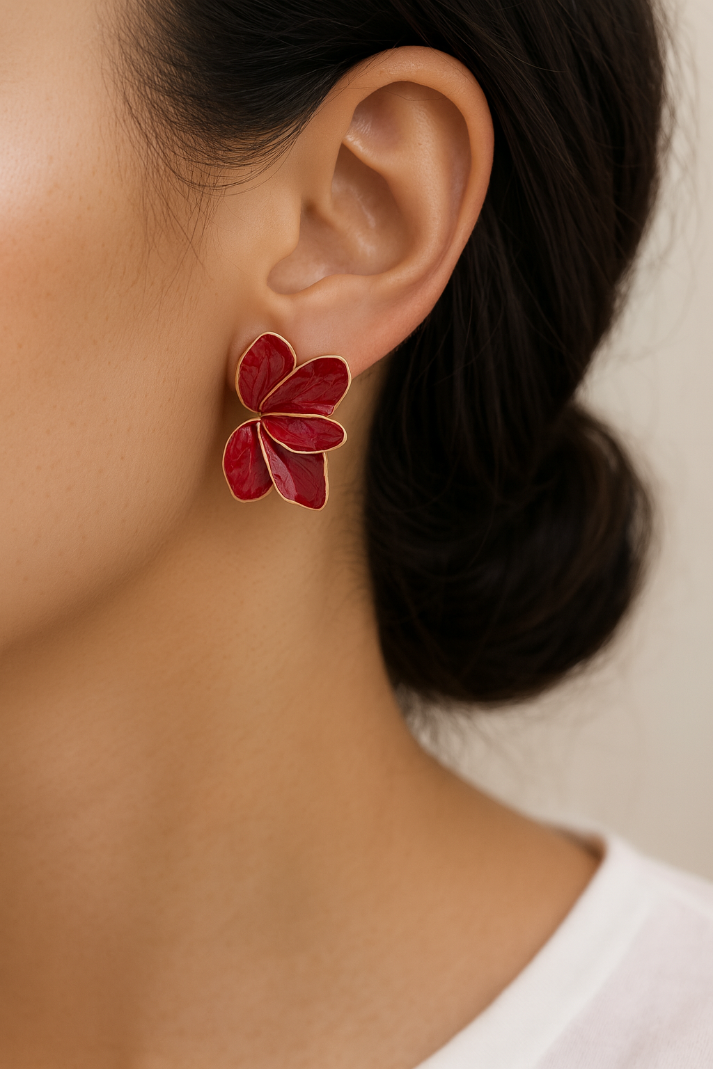 Boucles d’oreilles fleur rouge émaillée avec contour doré, bijou chic femme