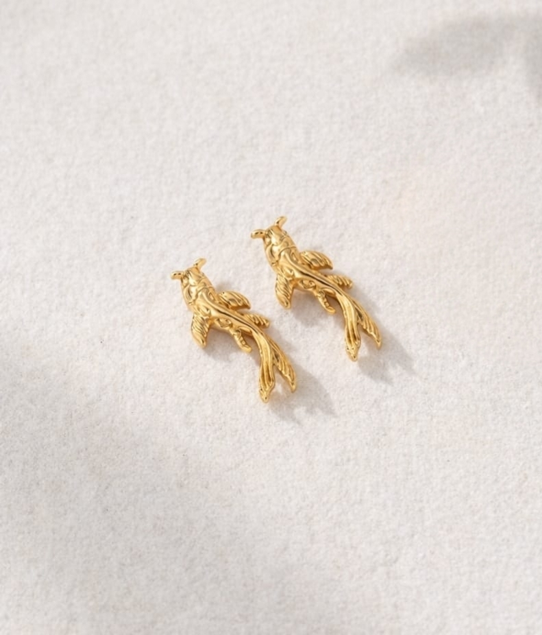 Détail des boucles clous poisson koi avec finition dorée et nageoires sculptées