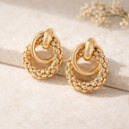 Boucles d’oreilles anneaux dorés effet chaîne texturés, design moderne chic