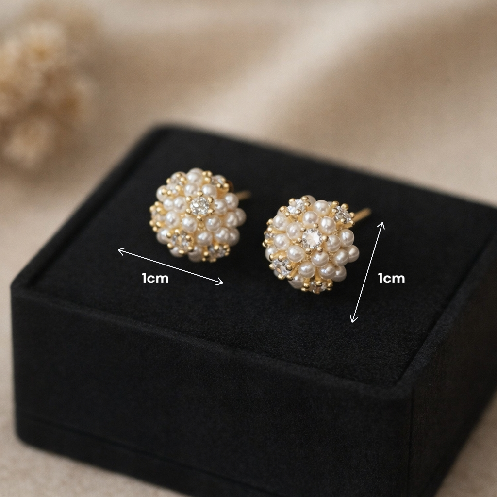 Boucles d’oreilles puces perles blanches dorées portées pour un look chic au quotidien