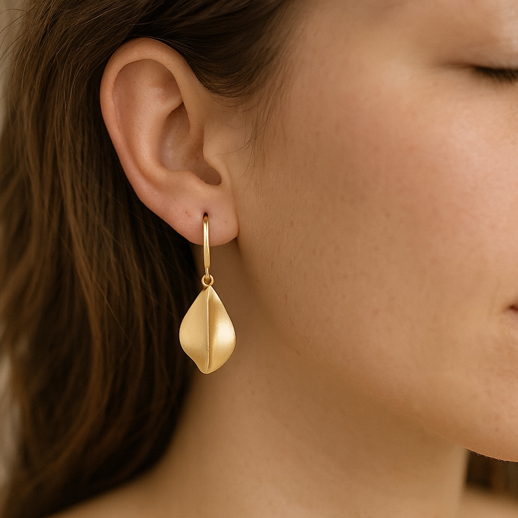 Boucles d'oreilles feuille dorée mate pendantes forme goutte