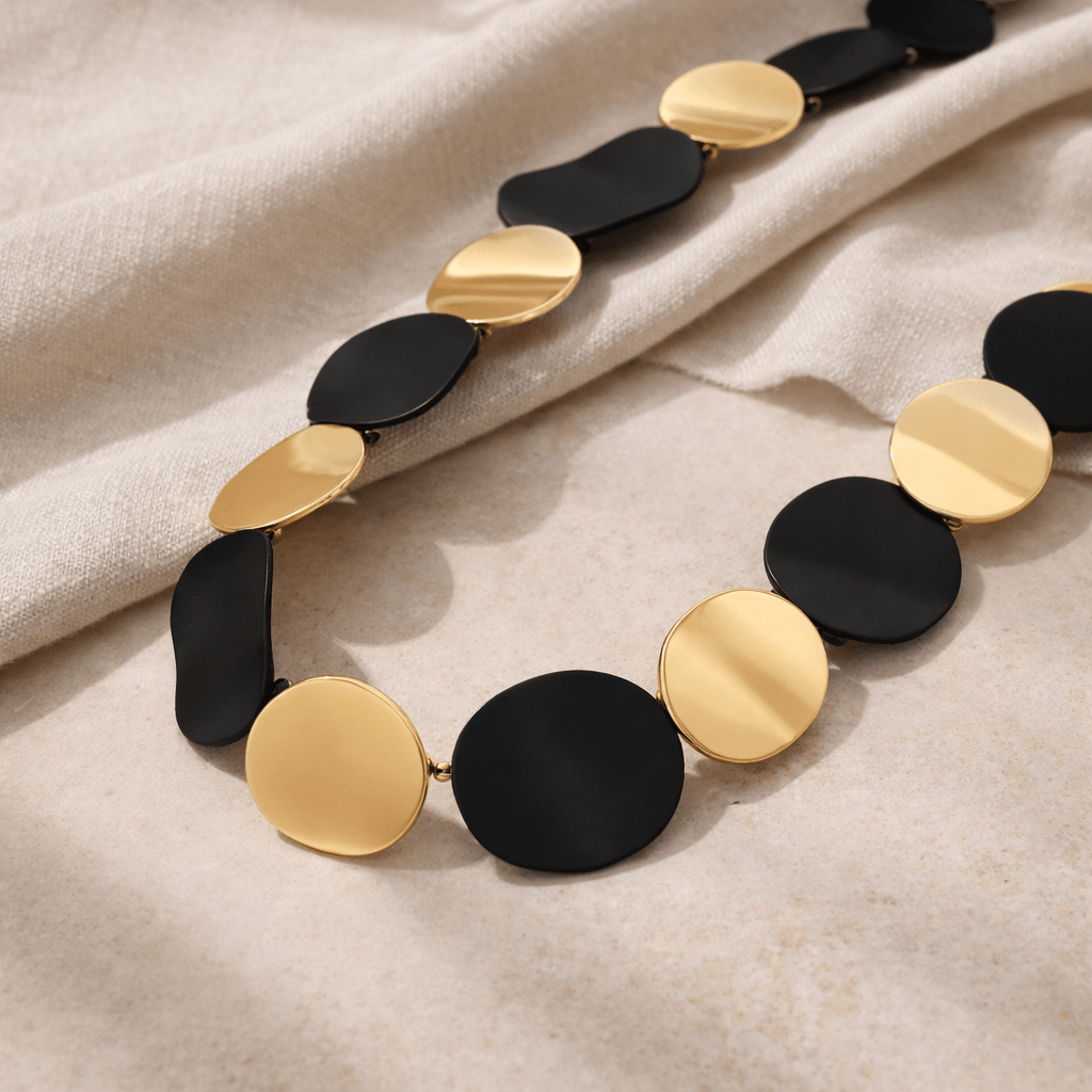 Choker doré et noir porté avec tenue chic pour soirée élégante