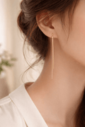 Boucles d oreilles longues ondulées dorées femme design minimaliste