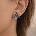 Boucles d’oreilles puces nœud bleu et doré femme, design moderne 2 cm