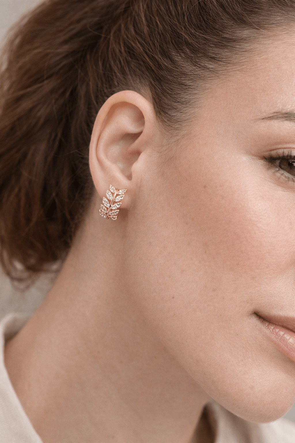 Boucles d’oreilles feuille zircon dorées femme portées sur lobe