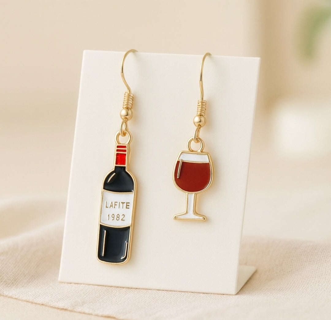 Détail pendentif bouteille de vin émaillée noir rouge et étiquette blanche