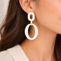 Boucles d’oreilles ovales blanches longues femme avec finition dorée