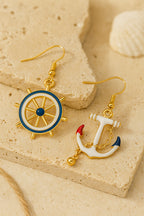 Boucles d’oreilles marines dépareillées ancre et gouvernail finition dorée