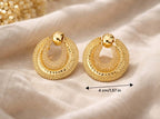 Boucles d’oreilles rondes dorées chic à porter pour une tenue élégante