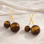 Détail des boules effet ambre en résine et des tiges finition dorée