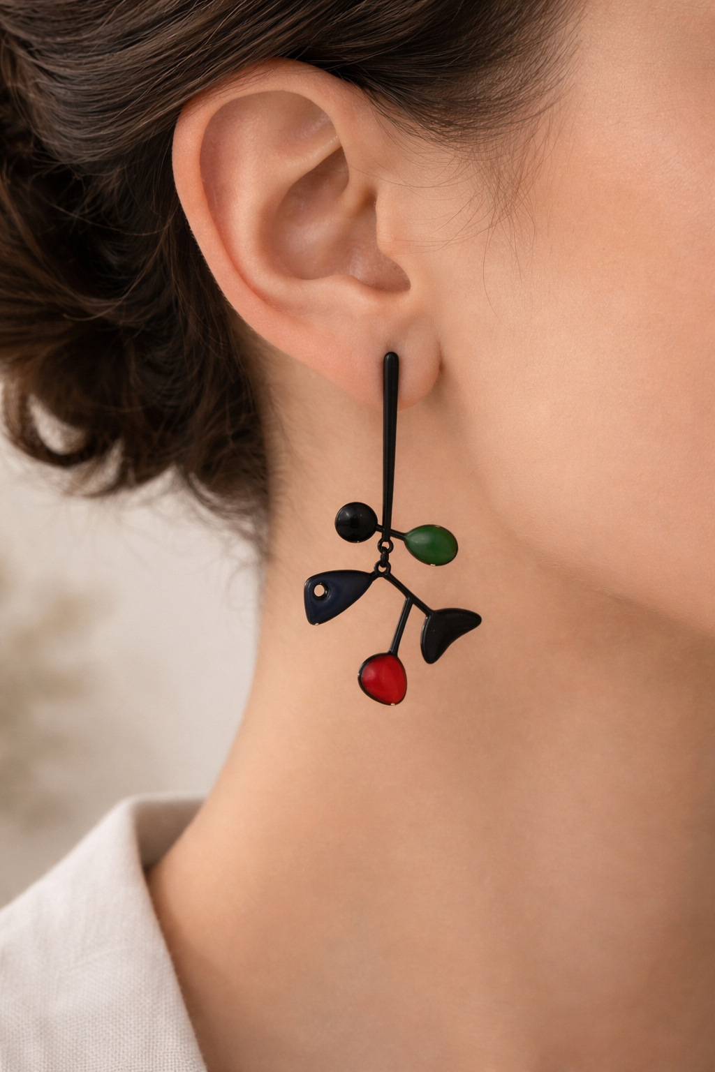 Boucles d’oreilles asymétriques multicolores femme design artistique noir rouge vert bleu