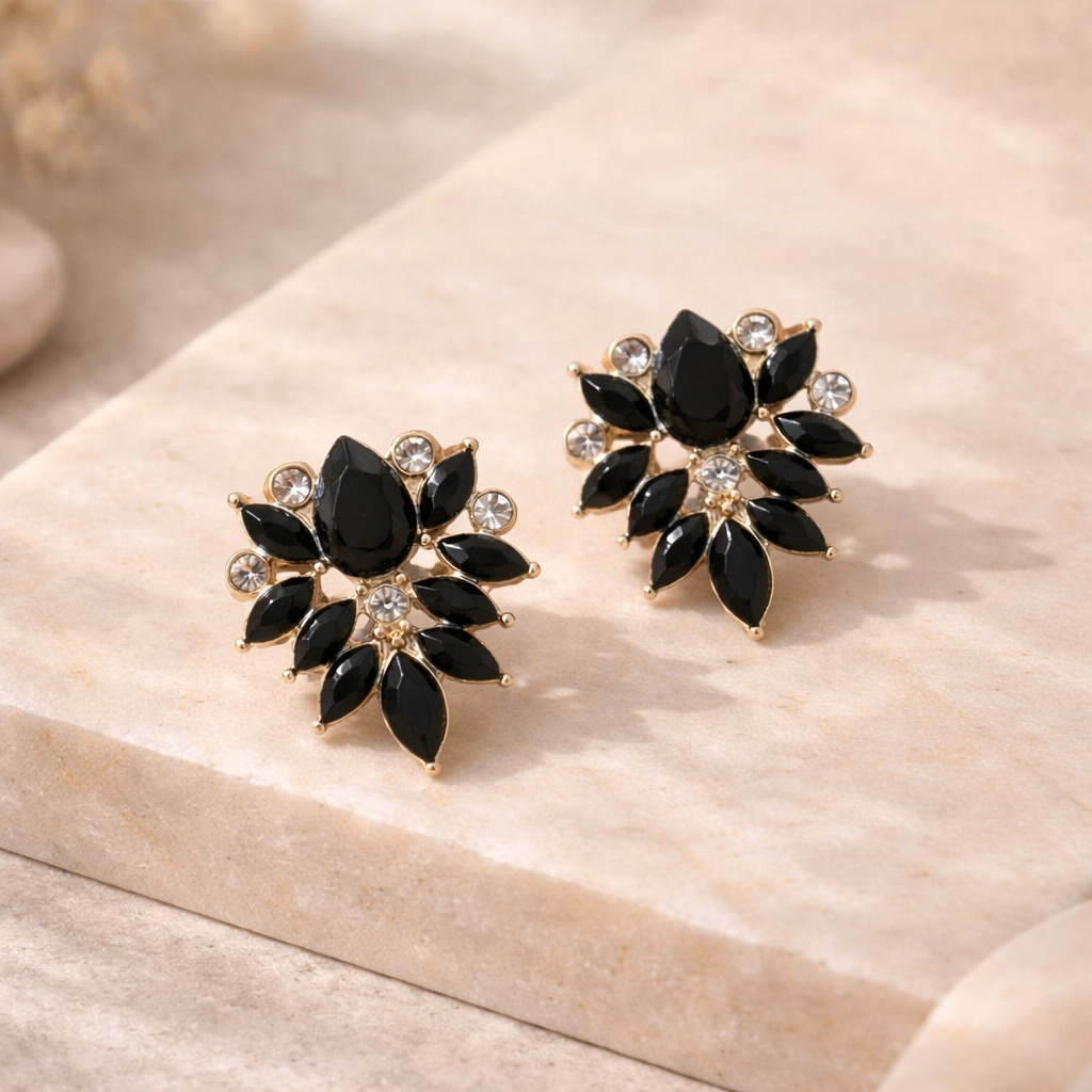 Détail des pétales en cristaux noirs et strass clairs sur monture dorée