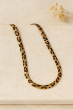 Collier choker léopard doré porté au cou pour look chic et tendance