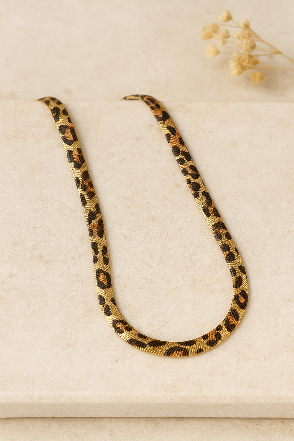 Collier choker léopard doré porté au cou pour look chic et tendance