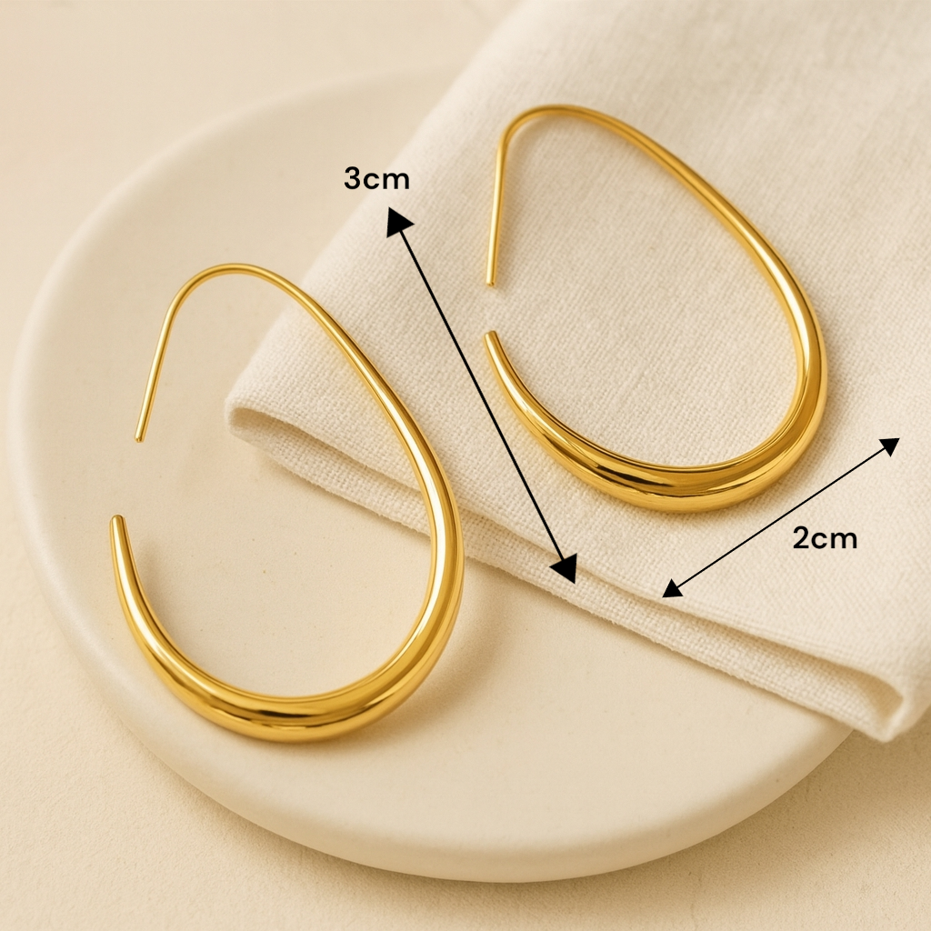 Boucles d’oreilles dorées légères portées, look chic pour soirée ou bureau