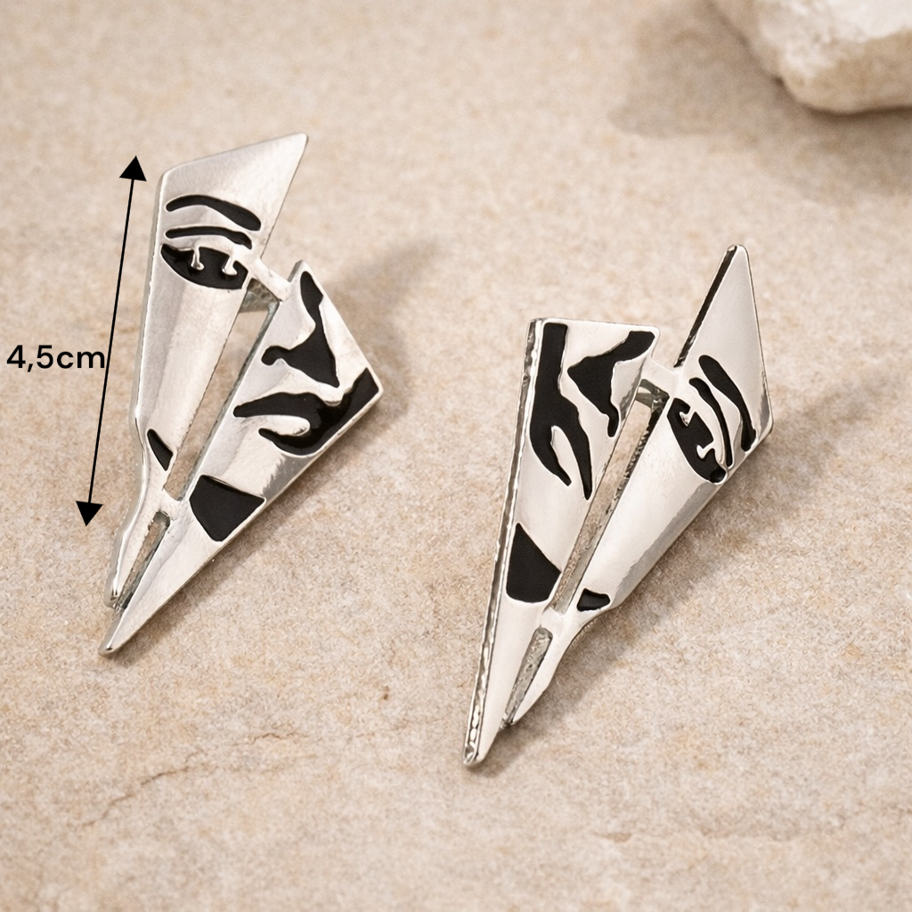 Boucles d’oreilles design artistique portées avec tenue chic minimaliste
