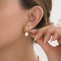 Boucles d'oreilles étoile de mer dorées perle blanche en puces