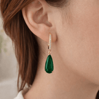 Boucles d’oreilles pendantes goutte verte dorées avec brillants