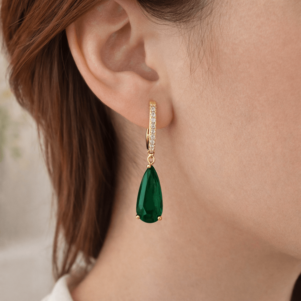 Boucles d’oreilles pendantes goutte verte dorées avec brillants