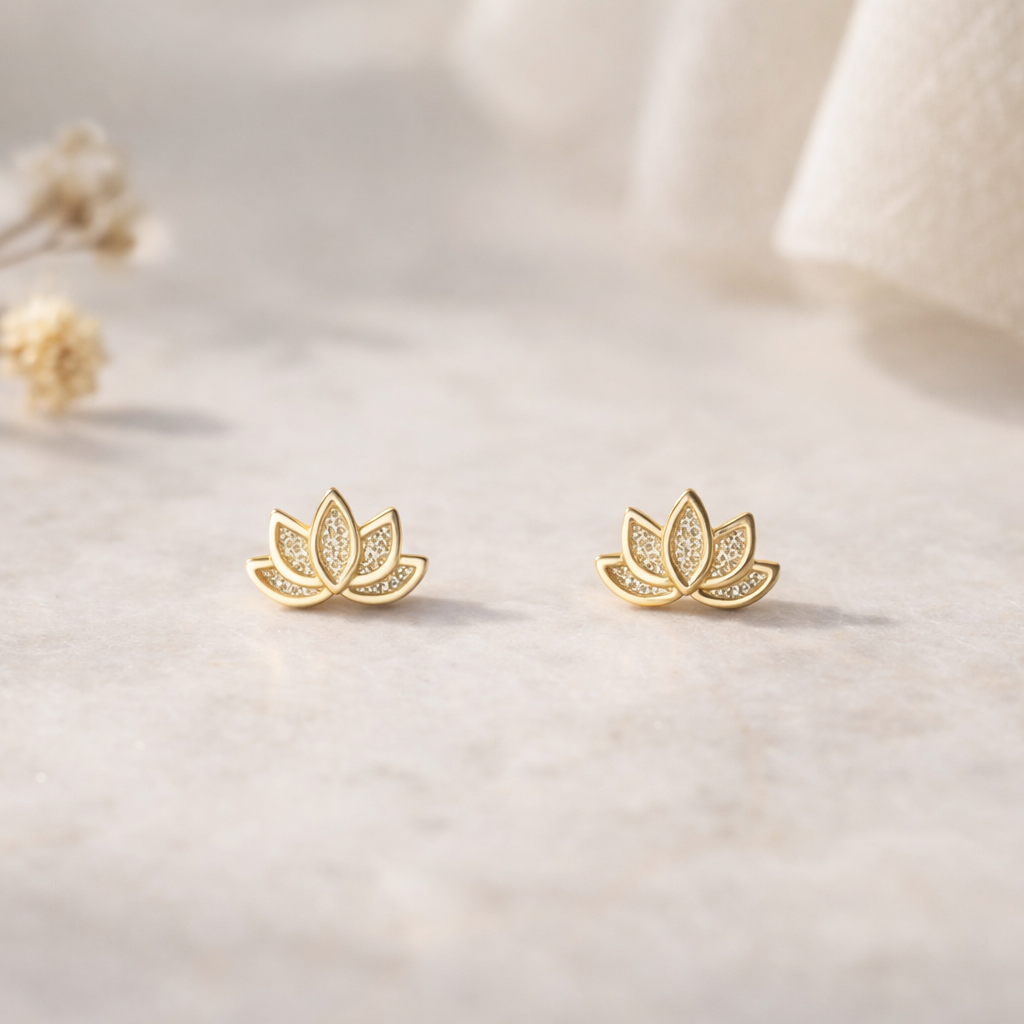 Détail des puces lotus dorées avec motifs scintillants sur les pétales
