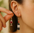Boucles d’oreilles bouteille et verre de vin finition dorée, modèle asymétrique
