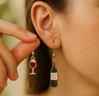 Boucles d’oreilles bouteille et verre de vin finition dorée, modèle asymétrique