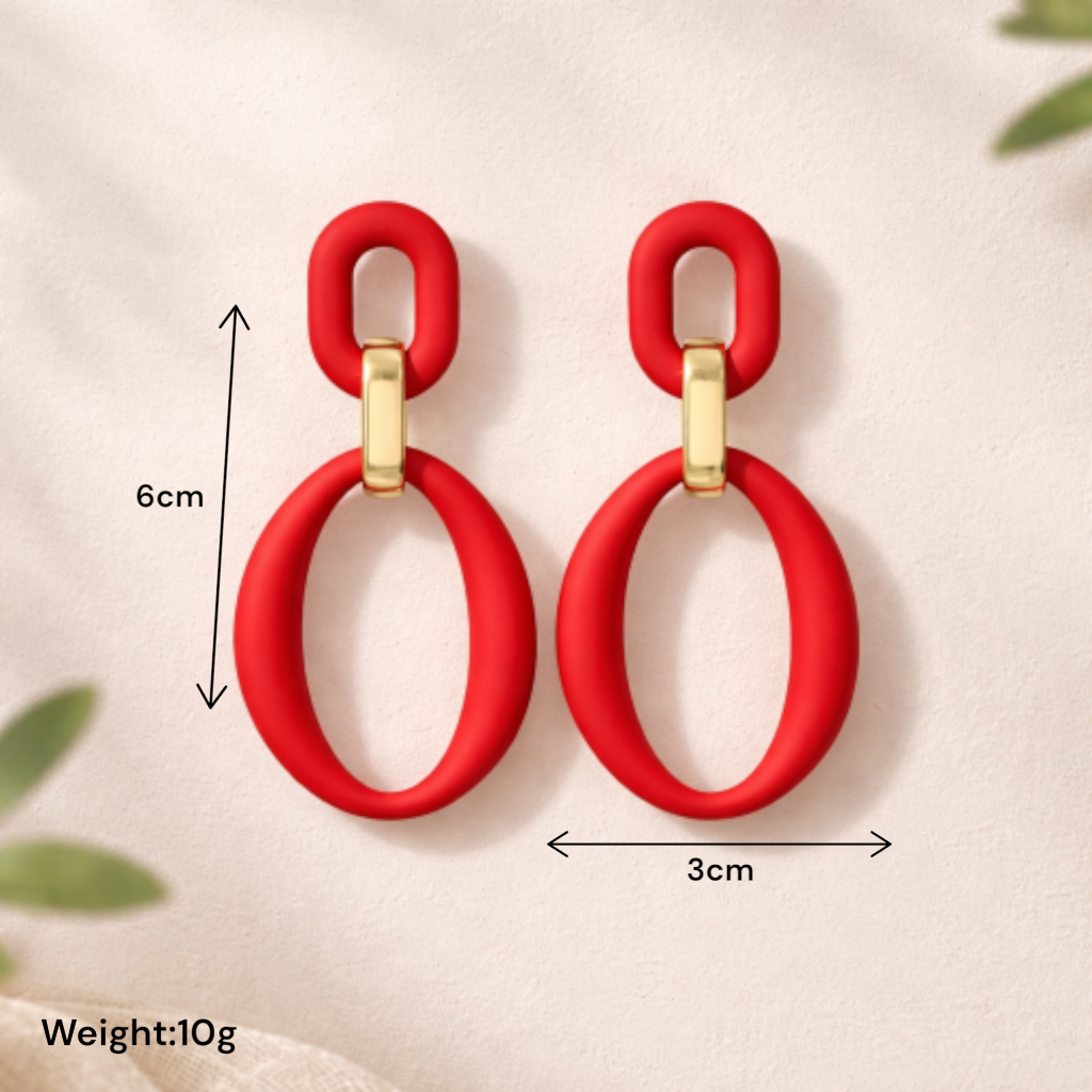 Boucles d'oreilles pendantes rouges portées pour une tenue chic et moderne