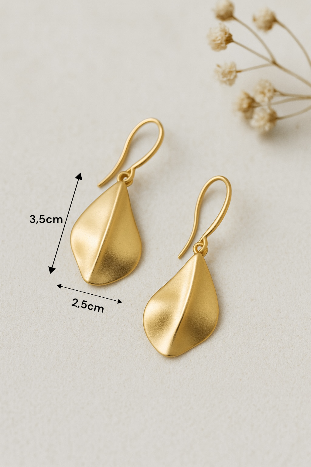 Boucles d’oreilles pendantes dorées élégantes pour tenue de soirée ou bureau