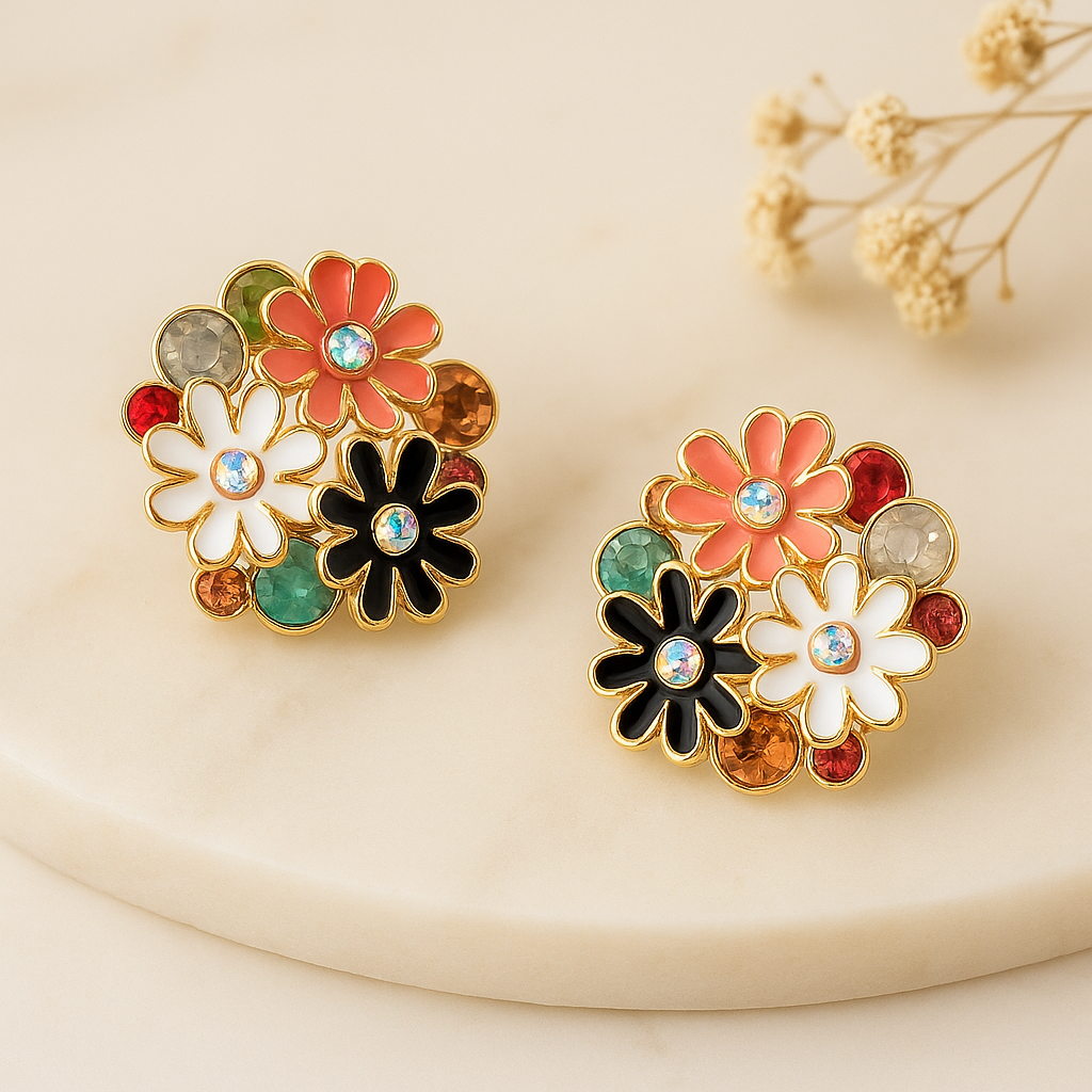 Détail des boucles clous florales avec fleurs émaillées rose blanc noir et strass