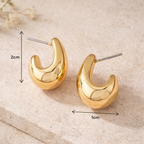 Boucles d’oreilles dorées style minimaliste élégant moderne