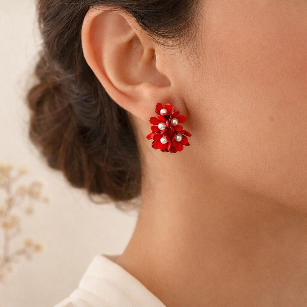 Boucles d’oreilles clous fleur rouge femme avec perles dorées
